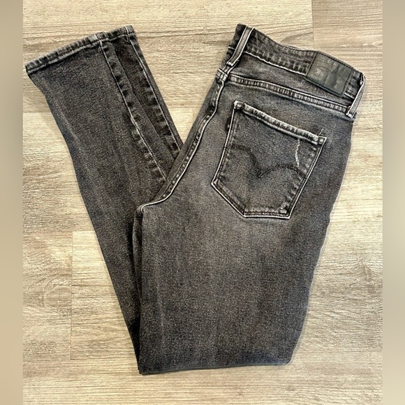 Levi's Denim - 🖤Levi’s 721 High Rise Distressed Skinny Jeans